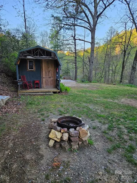 169 Sandalwood Dr, Whittier, NC 28789