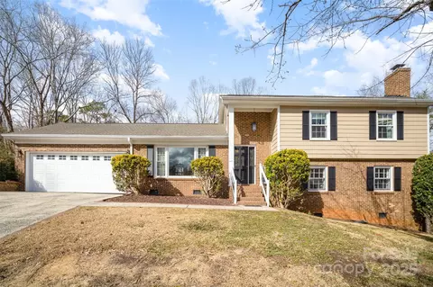 7300 Falkirk Pl, Charlotte, NC 28270