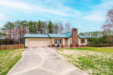 6142 Gold Creek Estate Dr, Hickory, NC 28601