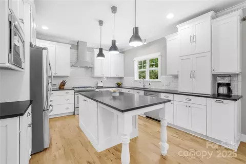 Kitchen - 174 Logan Crossing Dr, Davidson, NC 28036 photo 5 of 6