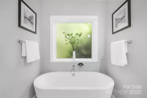 Bath - 174 Logan Crossing Dr, Davidson, NC 28036 photo 2 of 3