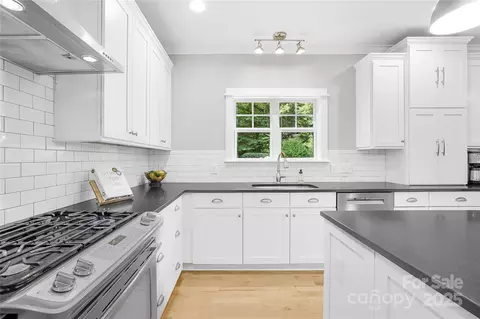 Kitchen - 174 Logan Crossing Dr, Davidson, NC 28036 photo 4 of 6