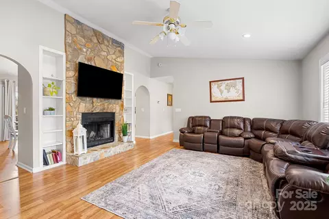 104 Lone Eagle Ln, Hendersonville, NC 28739