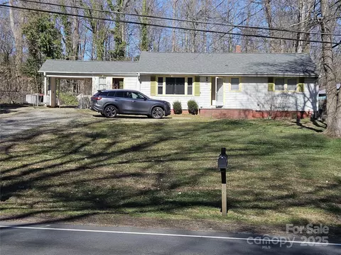 5924 Freedom Dr, Charlotte, NC 28214