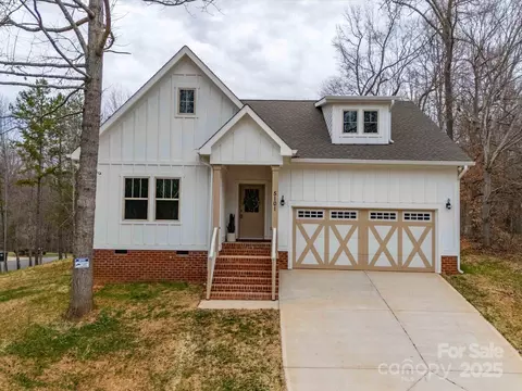 5101 Thornhill Dr, Gastonia, NC 28052