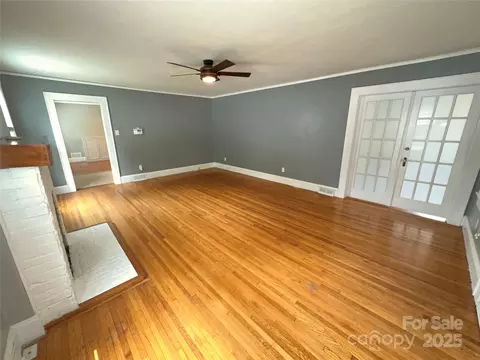 Living - 115 6th Ne Ave NE, Hickory, NC 28601 photo 2 of 5
