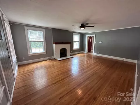 Living - 115 6th Ne Ave NE, Hickory, NC 28601 photo 3 of 5