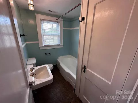Bath - 115 6th Ne Ave NE, Hickory, NC 28601 photo 1 of 1