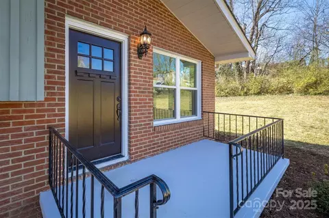 207 Page St, Morganton, NC 28655 photo 4