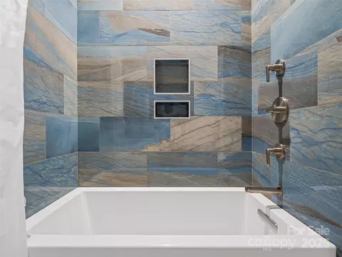 Bath - 60 Skyvue Ct, Saluda, NC 28773 photo 3 of 5