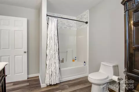 Bath - 1740 Young Dr, Conover, NC 28613 photo 2 of 3