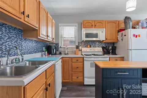 Kitchen - 1740 Young Dr, Conover, NC 28613 photo 4 of 5