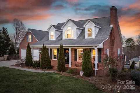 6068 Gold Creek Estate Dr, Hickory, NC 28601