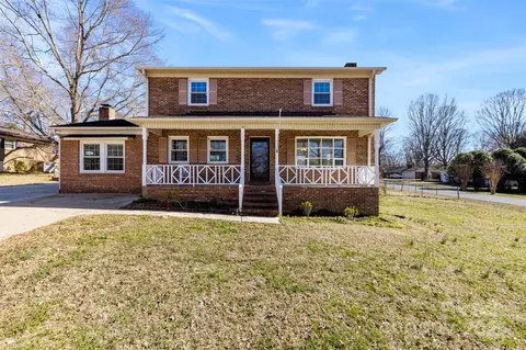 305 Plantation Dr, Kings Mountain, NC 28086