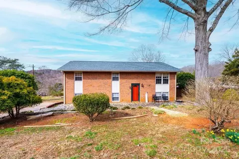 1285 Riverview Dr, Hickory, NC 28602
