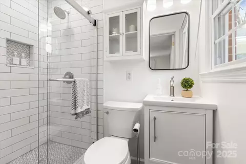 Bath - 5435 Farmbrook Dr, Charlotte, NC 28210 photo 3 of 4