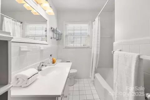 Bath - 5435 Farmbrook Dr, Charlotte, NC 28210 photo 2 of 4