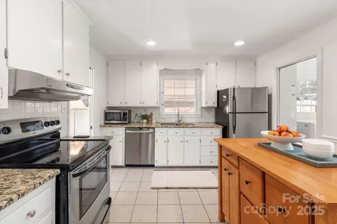 Kitchen - 5435 Farmbrook Dr, Charlotte, NC 28210 photo 3 of 4