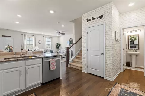 Entry Way - 2147 Stevens Mill Rd, Matthews, NC 28104 photo 2 of 5