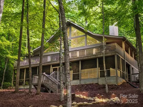 147 Roundabout Rd, Lake Lure, NC 28746