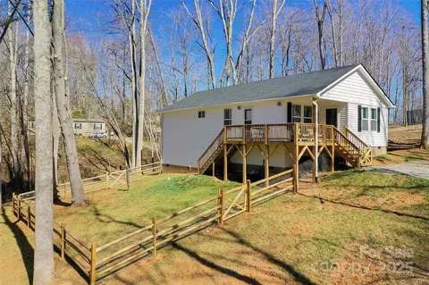 16 Spring St, Candler, NC 28715