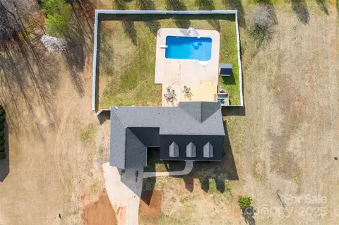 106 Springfield Dr, Gaffney, SC 29341 photo 2