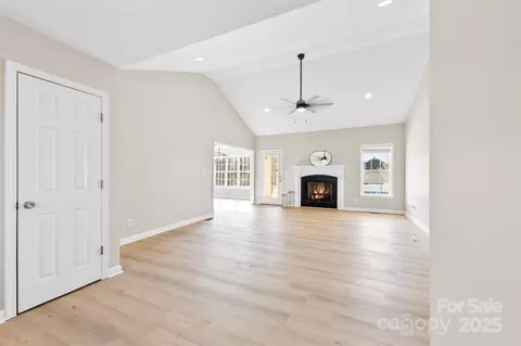 106 Springfield Dr, Gaffney, SC 29341 photo 4