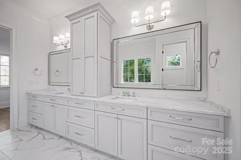 Bath - 810 Martingale Ln, Davidson, NC 28036 photo 2 of 4