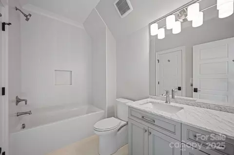Bath - 810 Martingale Ln, Davidson, NC 28036 photo 3 of 4