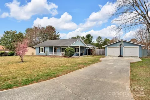 10 Apple Blossom Ln, Hendersonville, NC 28792
