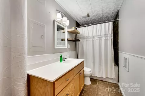 Bath - 72 S Woods Dr, Sylva, NC 28779 photo 2 of 2