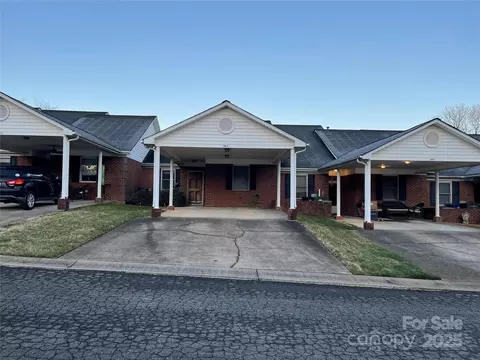 19915 Oak Leaf Cir, Cornelius, NC 28031