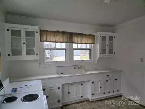 Kitchen - 999 Chipper Curve Rd, Sylva, NC 28779 photo 2 of 2