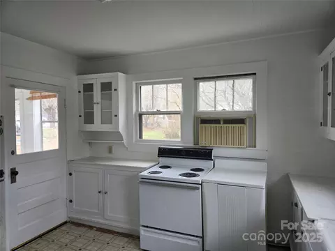 Kitchen - 999 Chipper Curve Rd, Sylva, NC 28779 photo 1 of 2