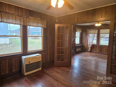 Living - 999 Chipper Curve Rd, Sylva, NC 28779 photo 4 of 4
