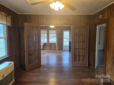 Living - 999 Chipper Curve Rd, Sylva, NC 28779 photo 3 of 4