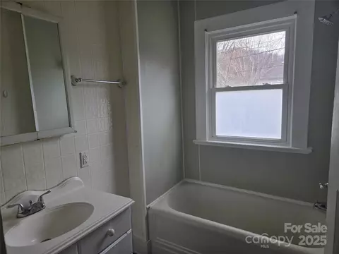 Bath - 999 Chipper Curve Rd, Sylva, NC 28779 photo 1 of 1