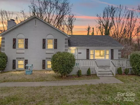 5743 Cherrycrest Ln, Charlotte, NC 28217