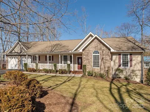 223 Foxwood Dr, Hendersonville, NC 28791
