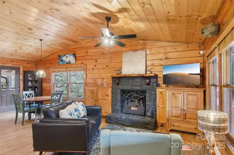 680 Creekside Dr, Maggie Valley, NC 28751