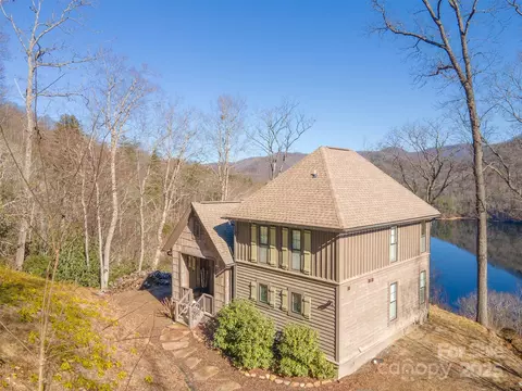 15 Foam Flower Ln, Tuckasegee, NC 28783