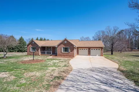 1922 Dogwood Flower Ln, Lincolnton, NC 28092