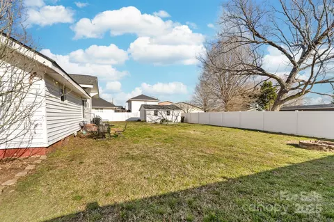308 W First St, Lowell, NC 28098 photo 6