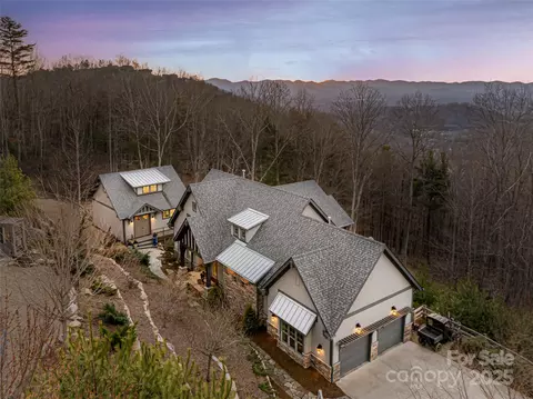 71 Villa Nova Dr, Asheville, NC 28804