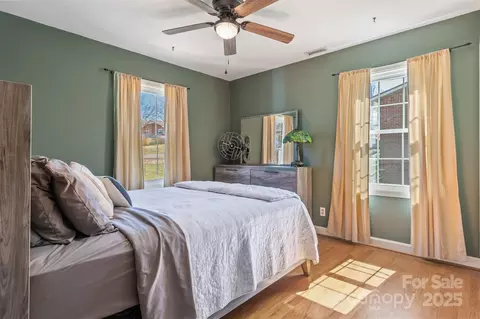 Bedroom - 5230 Northview Dr, Hickory, NC 28601 photo 4 of 7