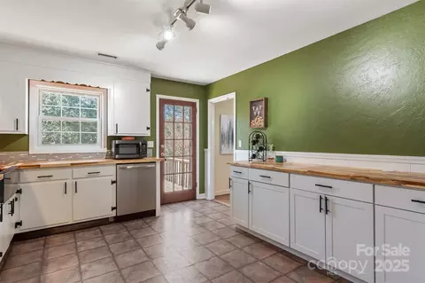 Kitchen - 5230 Northview Dr, Hickory, NC 28601 photo 2 of 4