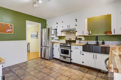 Kitchen - 5230 Northview Dr, Hickory, NC 28601 photo 4 of 4