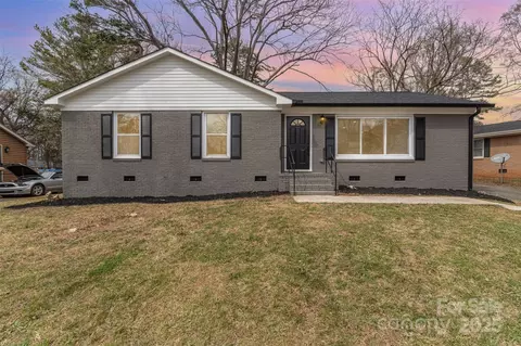 510 Colony Acres Dr, Charlotte, NC 28217