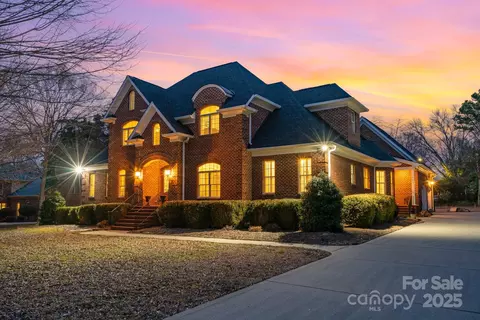 4421 Windwood Cir, Charlotte, NC 28226