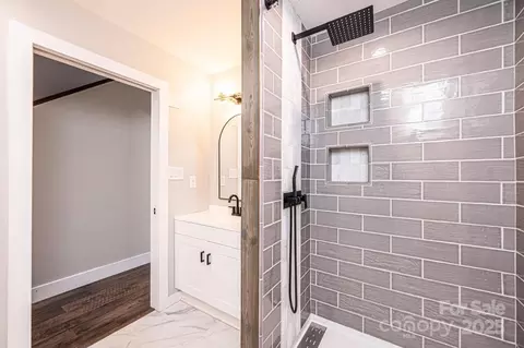 Bath - 5194 Corbin Ln, Hickory, NC 28601 photo 4 of 4
